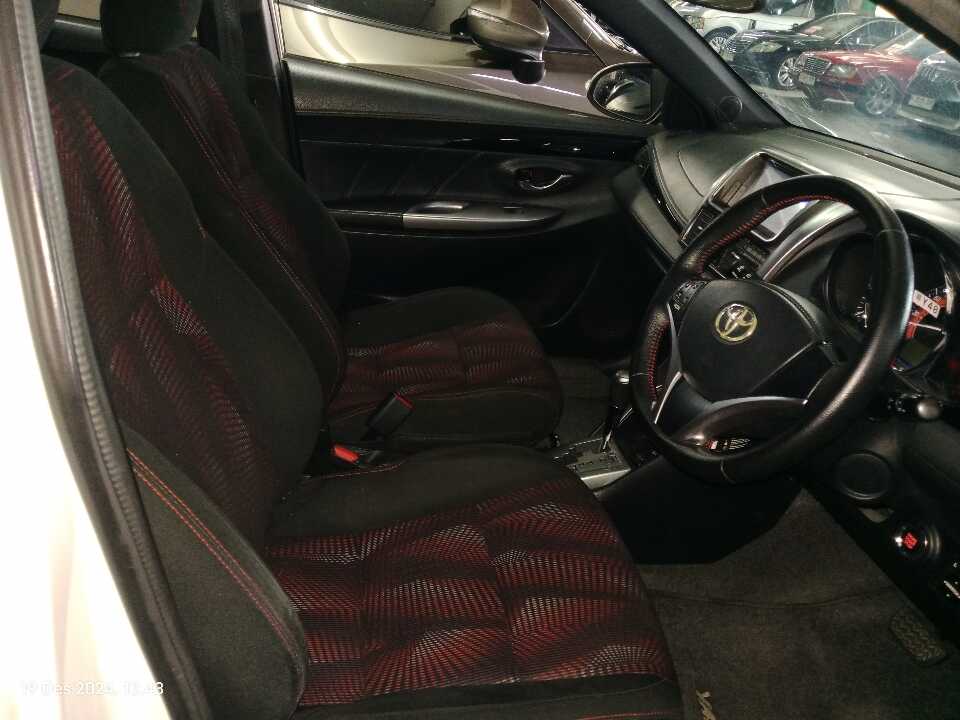 Foto Mobil Bekas Kabin Depan Toyota Yaris 1.5 S tahun 2015