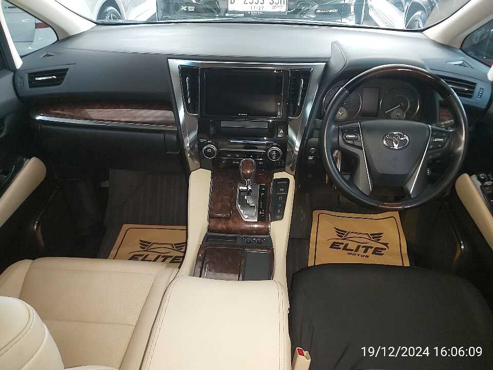 Foto Mobil Bekas Dashboard Toyota Alphard 2.5 G tahun 2021