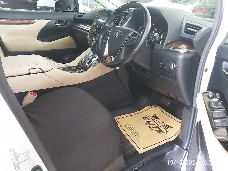 Foto Mobil Bekas Kabin Depan Toyota Alphard 2.5 G tahun 2021