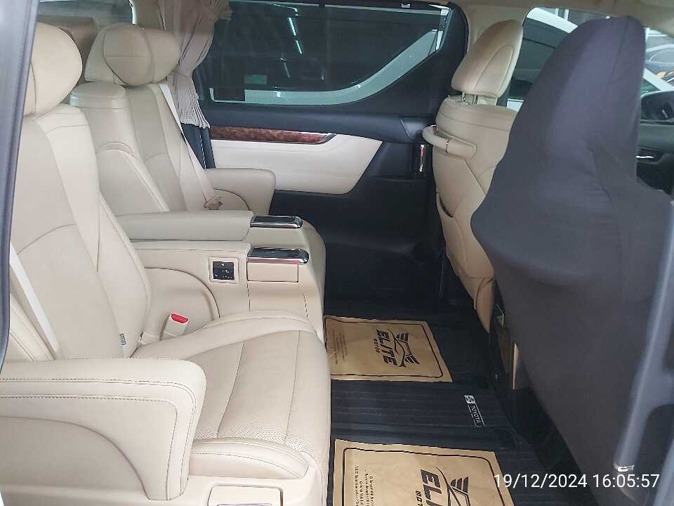 Foto Mobil Bekas Kabin Belakang Toyota Alphard 2.5 G tahun 2021