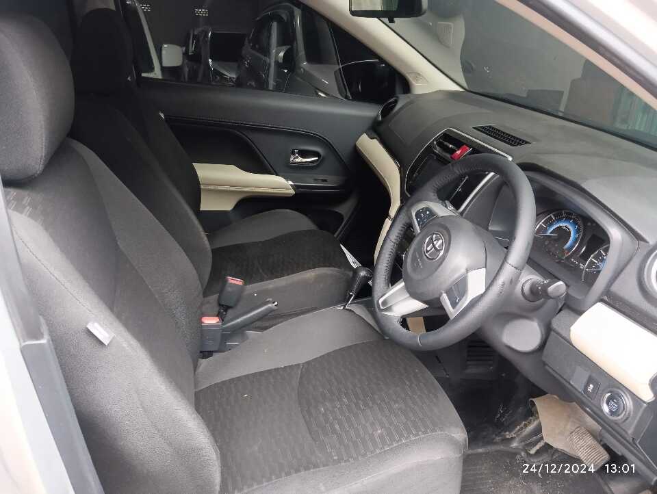 Foto Mobil Bekas Kabin Depan Toyota Rush 1.5 S tahun 2019