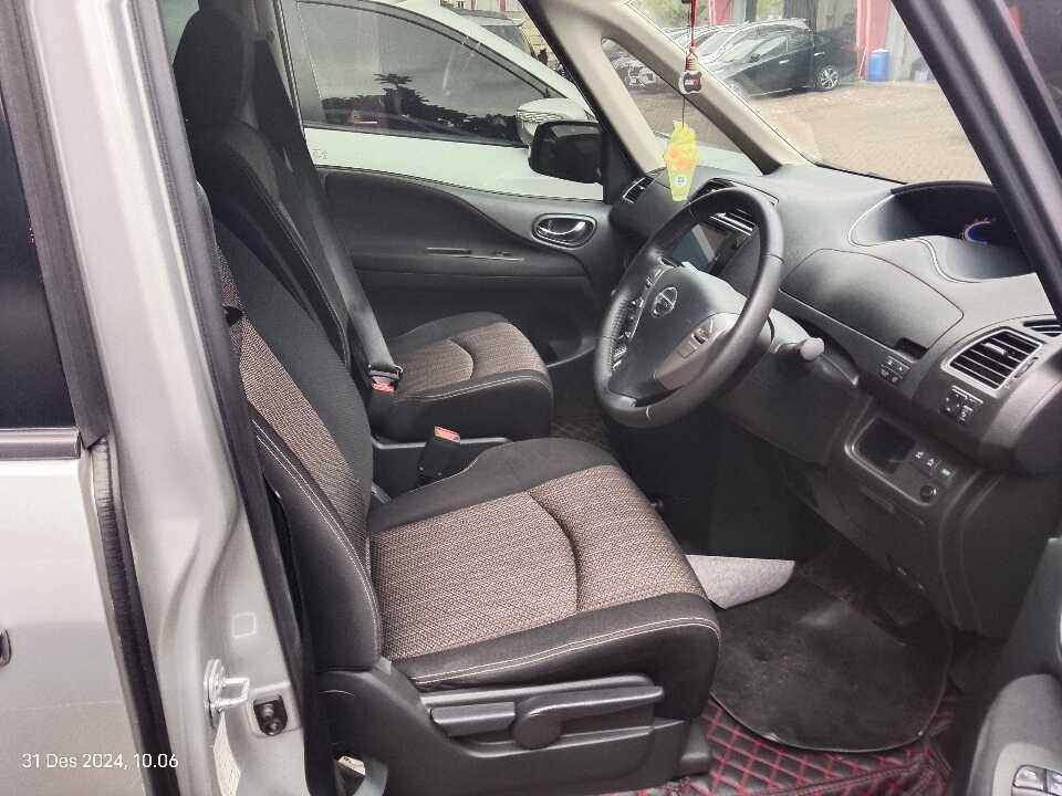 Foto Mobil Bekas Kabin Depan Nissan Serena 2.0 Highway Star tahun 2017