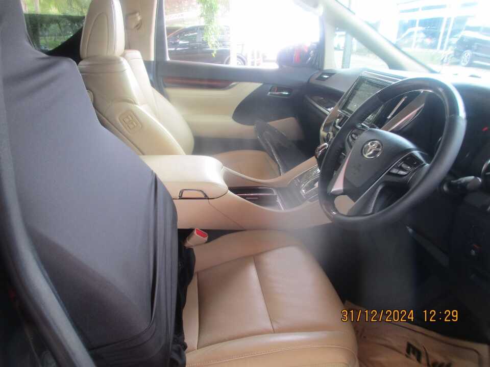 Foto Mobil Bekas Kabin Depan Toyota Alphard 2.5 G tahun 2015