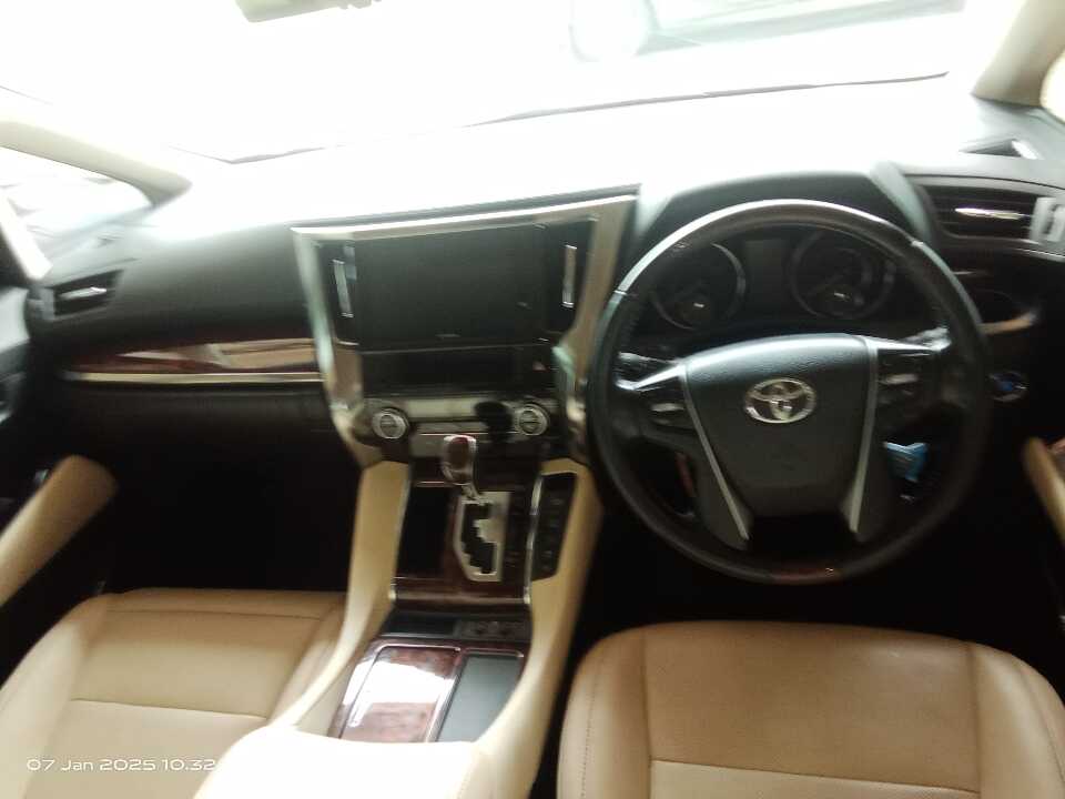 Foto Mobil Bekas Dashboard Toyota Alphard 2.5 G tahun 2021