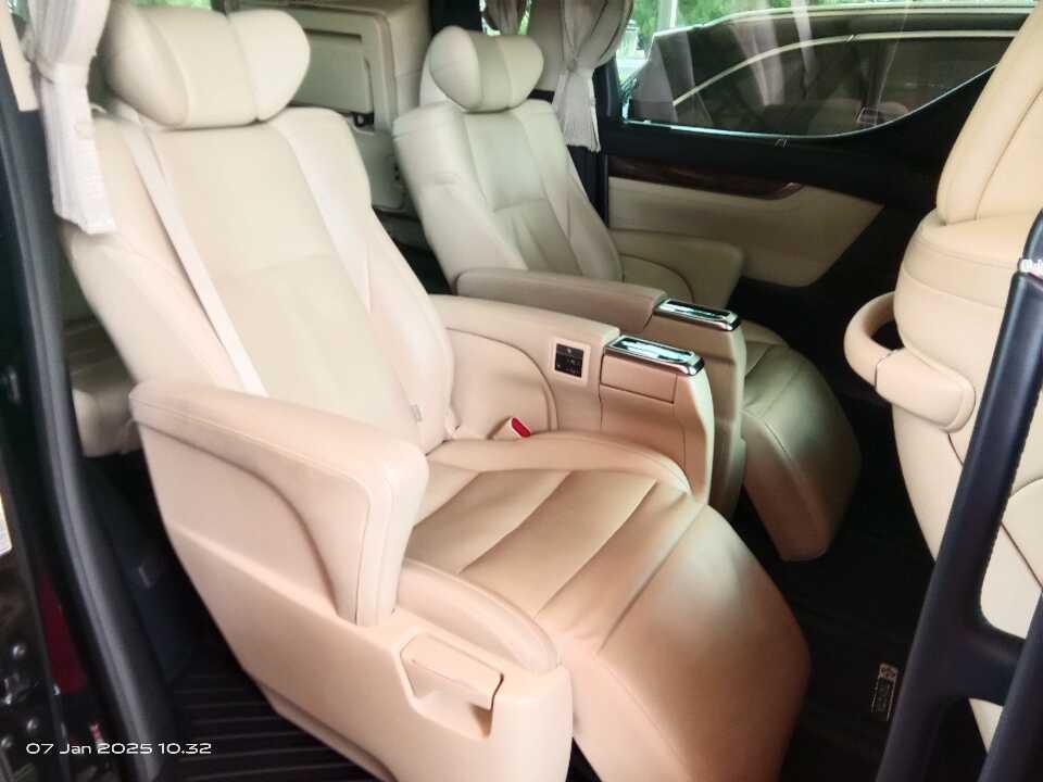 Foto Mobil Bekas Kabin Belakang Toyota Alphard 2.5 G tahun 2021