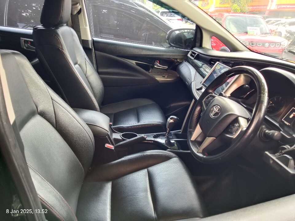 Foto Mobil Bekas Kabin Depan Toyota Innova 2.0 tahun 2021