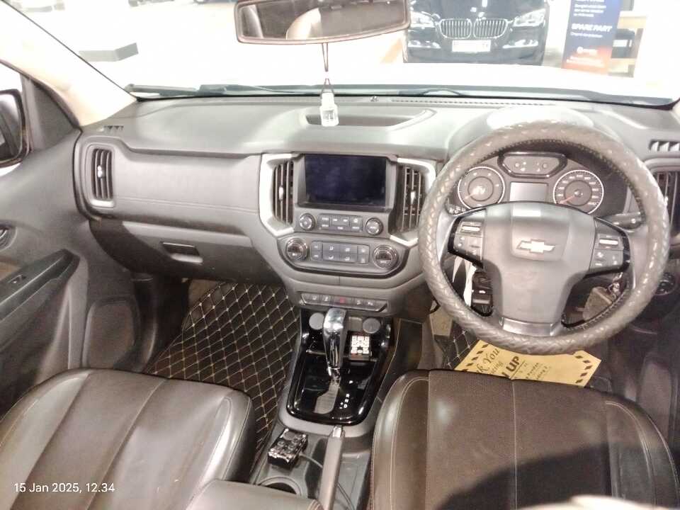 Foto Mobil Bekas Dashboard Chevrolet Trailblazer 2.5 LTZ tahun 2017