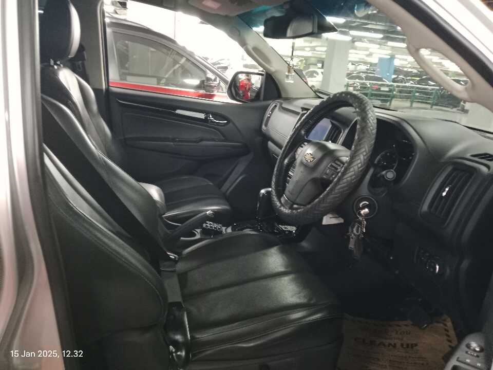 Foto Mobil Bekas Kabin Depan Chevrolet Trailblazer 2.5 LTZ tahun 2017