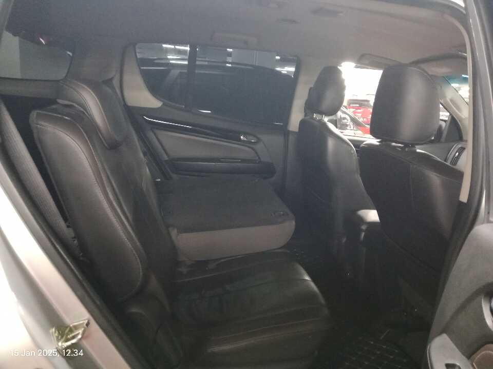Foto Mobil Bekas Kabin Belakang Chevrolet Trailblazer 2.5 LTZ tahun 2017
