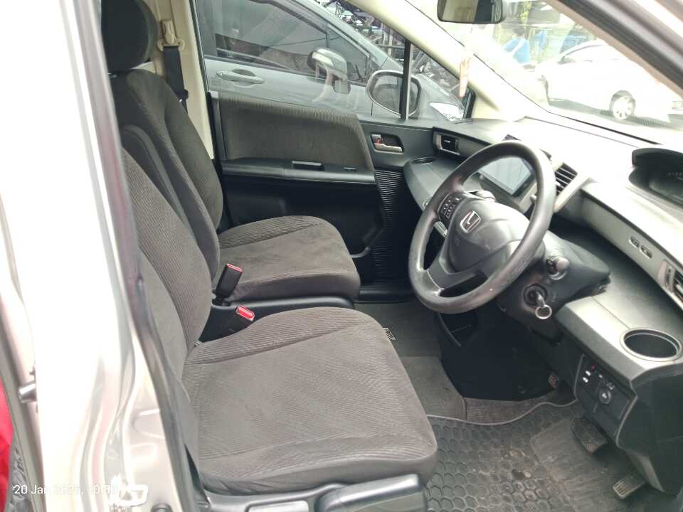 Foto Mobil Bekas Kabin Depan Honda Freed 1.5 S tahun 2015