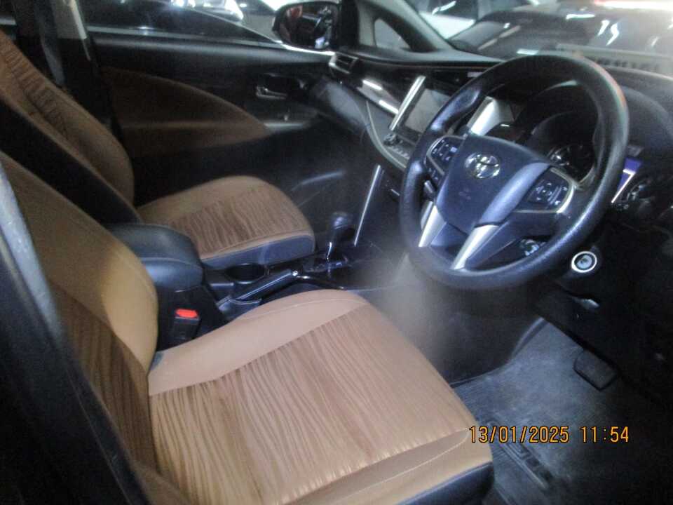 Foto Mobil Bekas Kabin Depan Toyota Innova 2.4 V tahun 2020