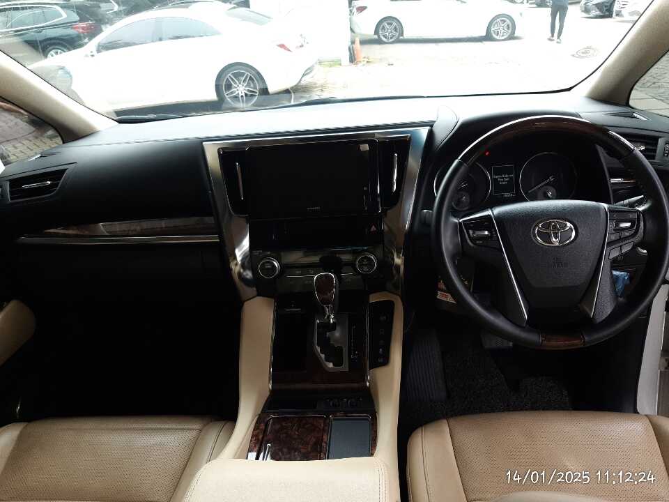 Foto Mobil Bekas Dashboard Toyota Alphard 2.5 G tahun 2022