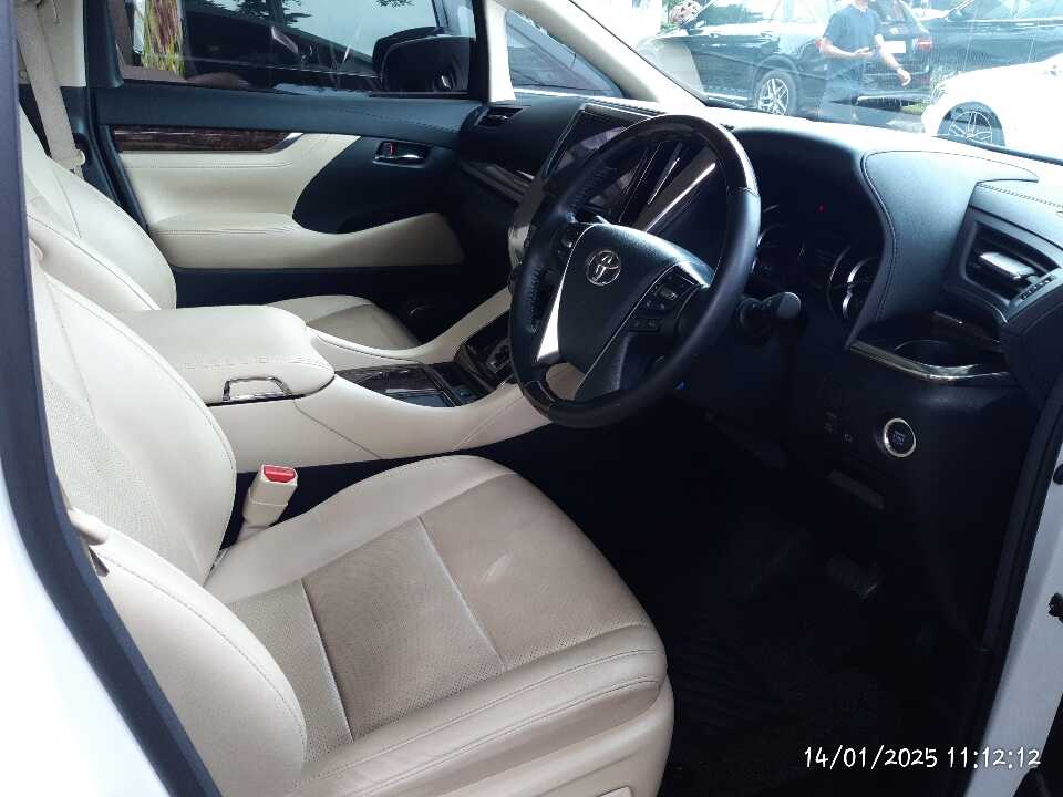 Foto Mobil Bekas Kabin Depan Toyota Alphard 2.5 G tahun 2022