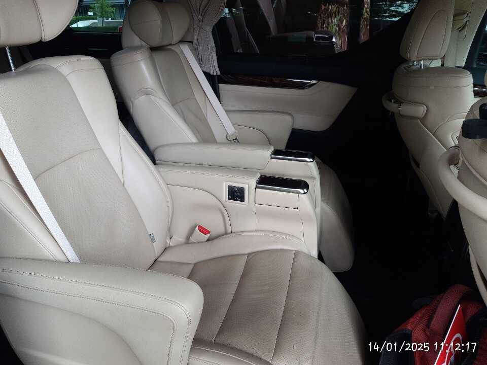 Foto Mobil Bekas Kabin Belakang Toyota Alphard 2.5 G tahun 2022