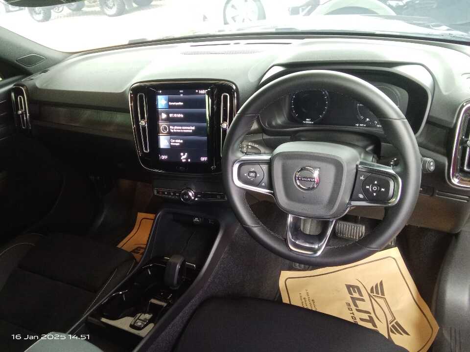 Foto Mobil Bekas Dashboard Volvo XC60 2.0 tahun 2022