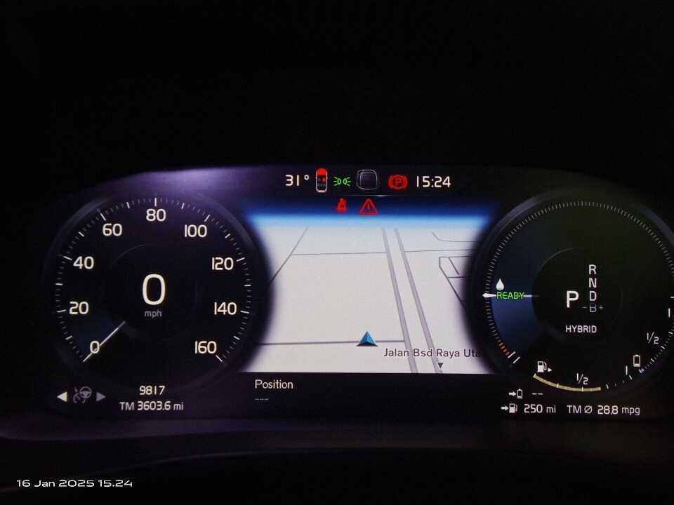 Foto Mobil Bekas Odometer Volvo XC60 2.0 tahun 2022