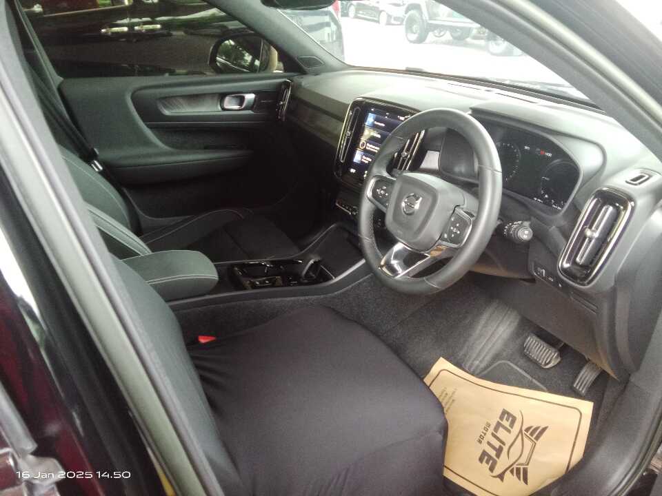 Foto Mobil Bekas Kabin Depan Volvo XC60 2.0 tahun 2022
