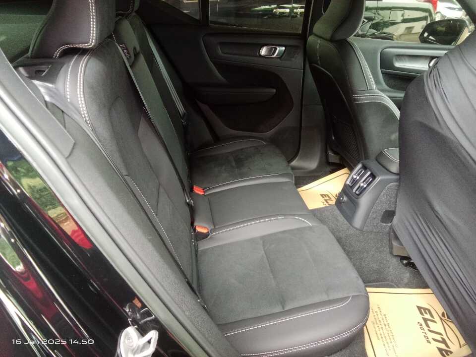 Foto Mobil Bekas Kabin Belakang Volvo XC60 2.0 tahun 2022