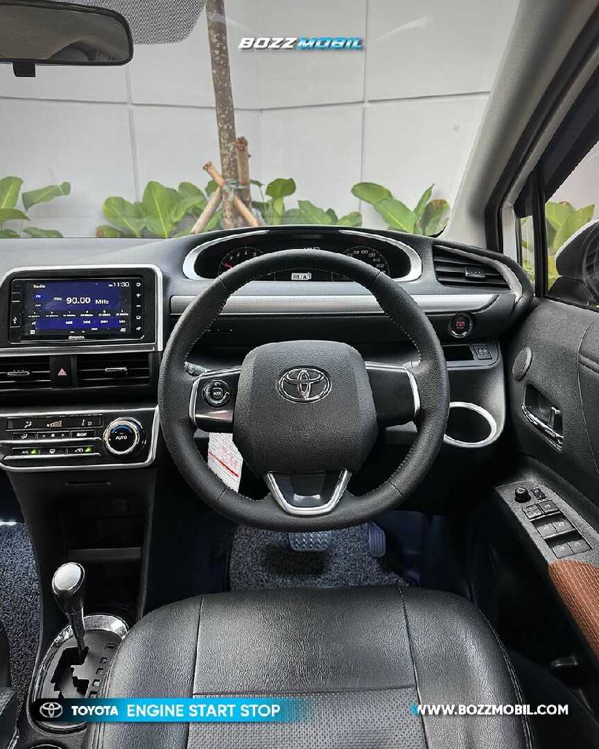 Foto Mobil Bekas Dashboard Toyota Sienta 1.5 V tahun 2019