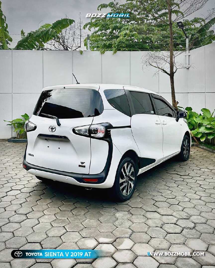 Foto Mobil Bekas Kiri Belakang Toyota Sienta 1.5 V tahun 2019