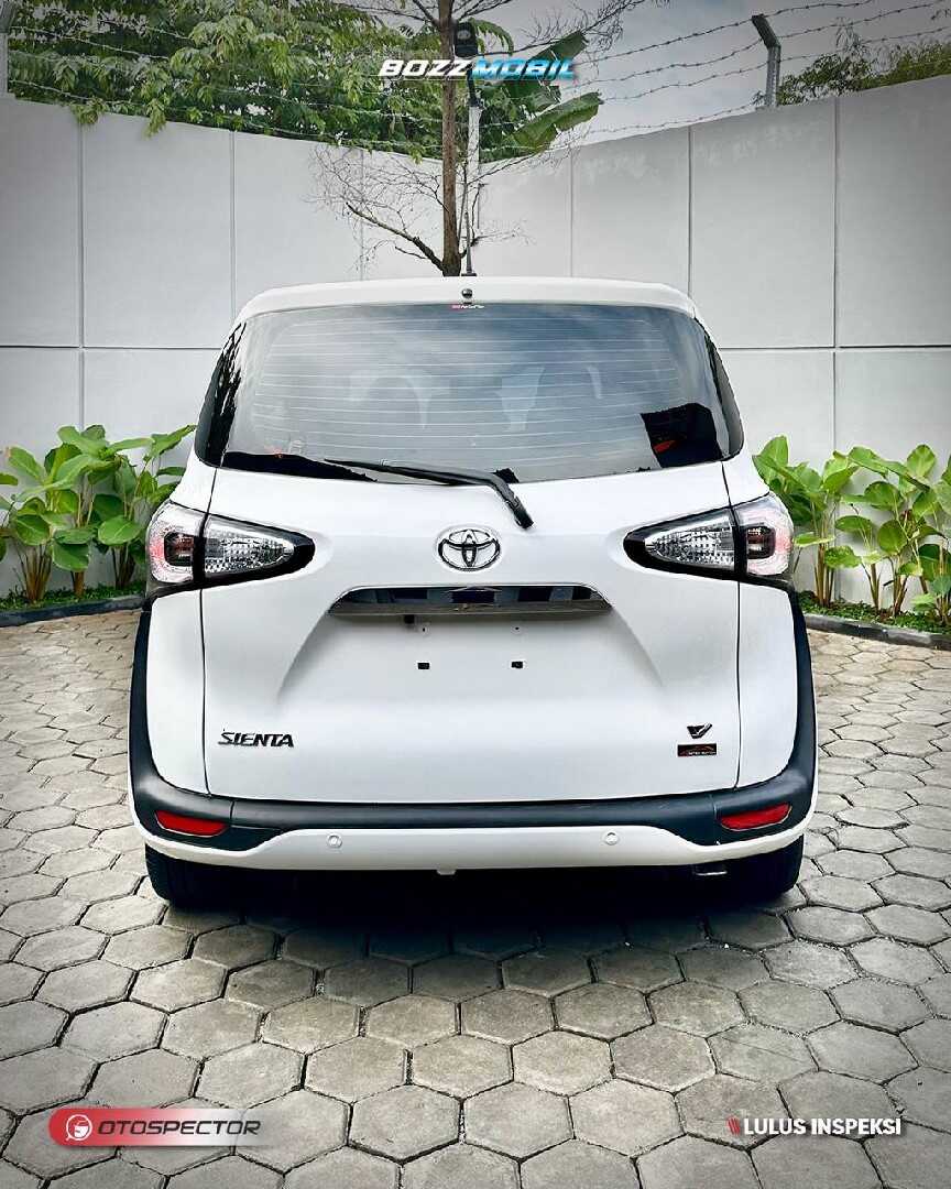 Foto Mobil Bekas Tampak Belakang Toyota Sienta 1.5 V tahun 2019