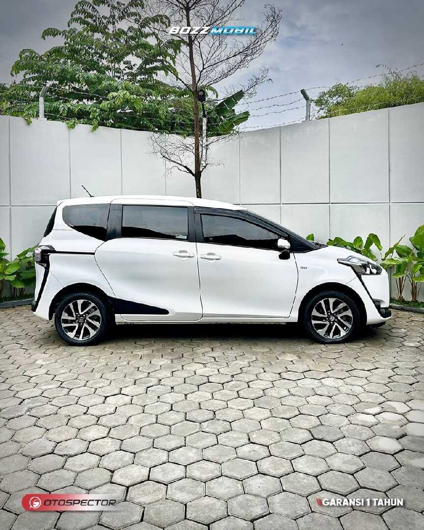 Foto Mobil Bekas Tampak Samping Toyota Sienta 1.5 V tahun 2019