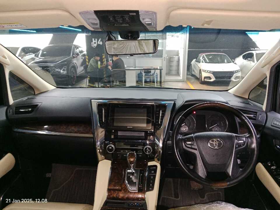 Foto Mobil Bekas Dashboard Toyota Alphard 2.5 G tahun 2019