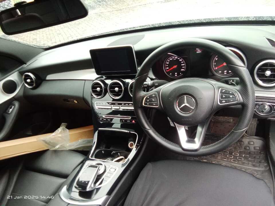 Foto Mobil Bekas Dashboard Mercedes-Benz C200 2.0 tahun 2018