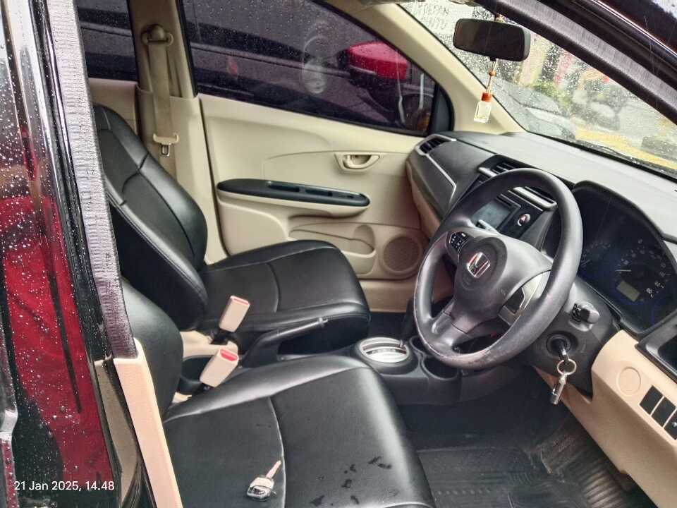 Foto Mobil Bekas Kabin Depan Honda Mobilio 1.5 E tahun 2018