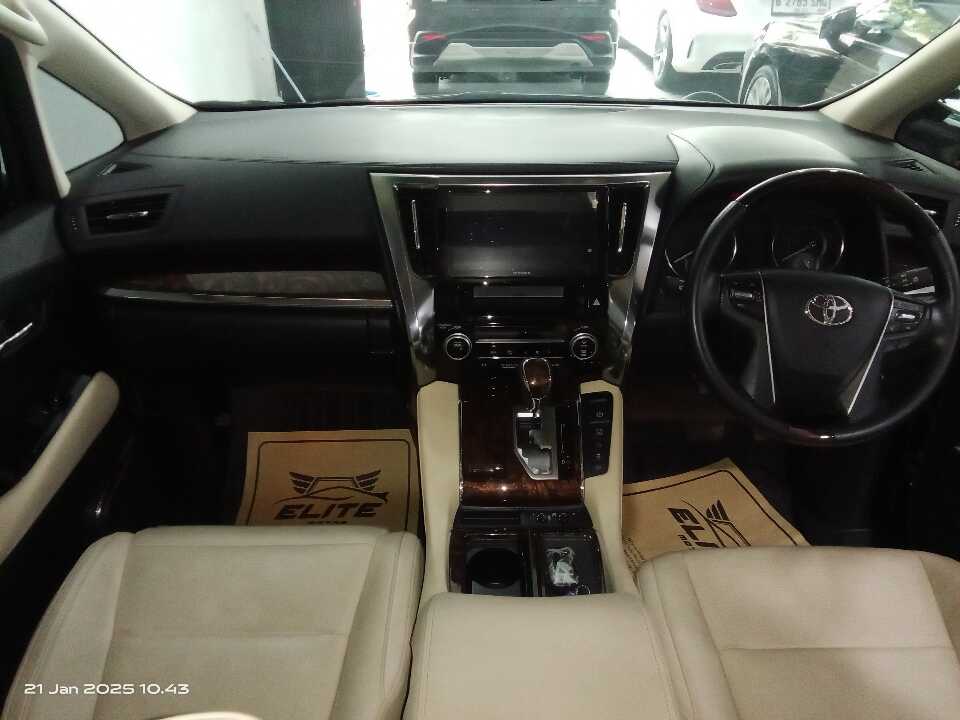 Foto Mobil Bekas Dashboard Toyota Alphard 2.5 G tahun 2023