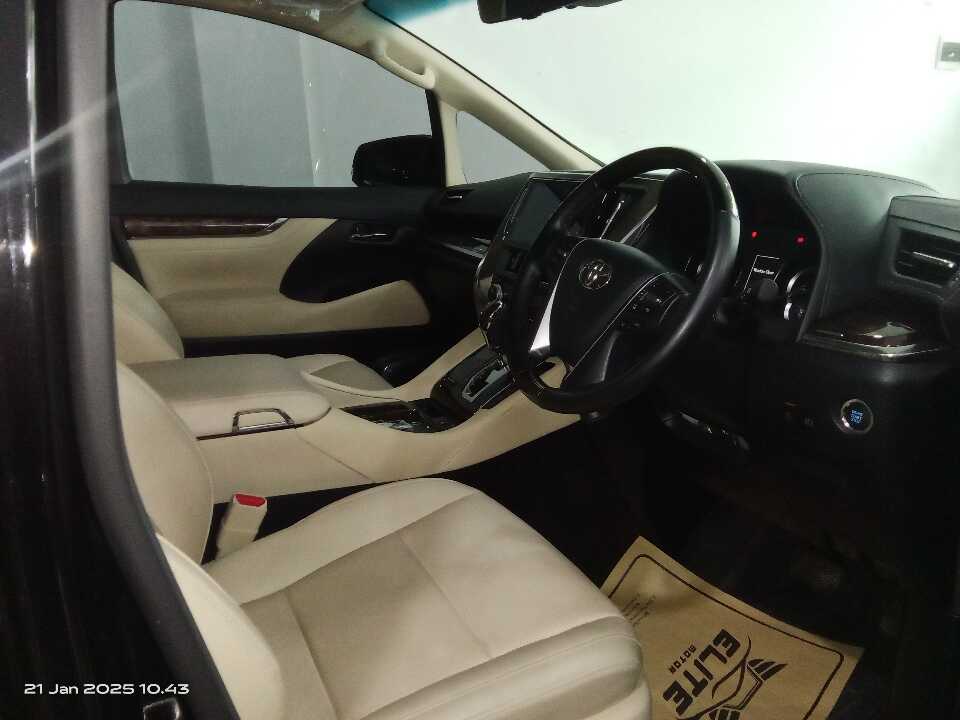 Foto Mobil Bekas Kabin Depan Toyota Alphard 2.5 G tahun 2023