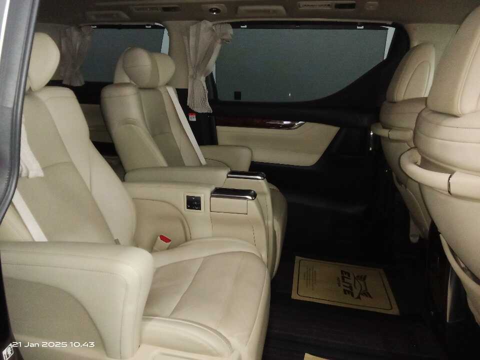 Foto Mobil Bekas Kabin Belakang Toyota Alphard 2.5 G tahun 2023