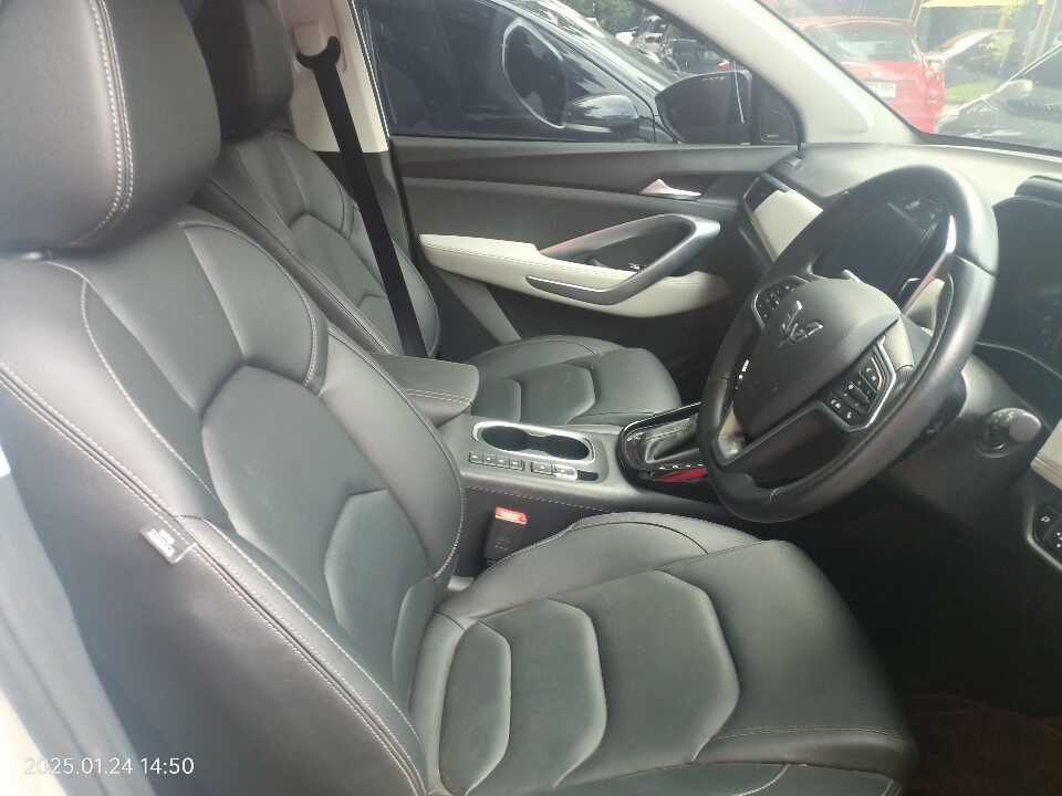 Foto Mobil Bekas Kabin Depan Wuling Almaz 1.5 L T Lux tahun 2023
