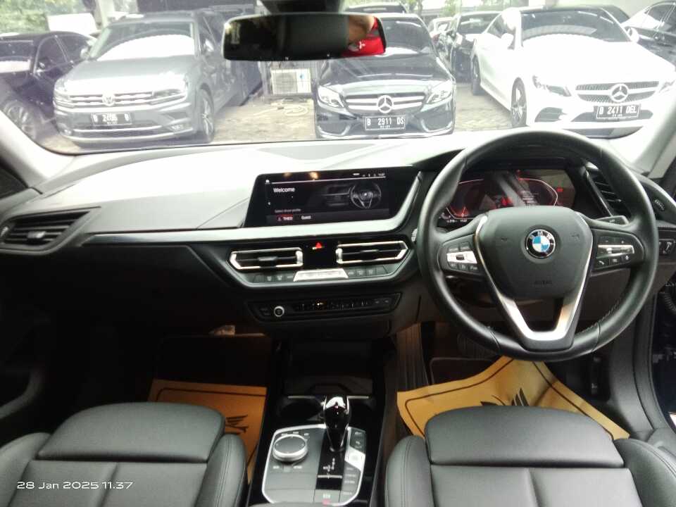 Foto Mobil Bekas Dashboard BMW 218i 1.5 tahun 2023