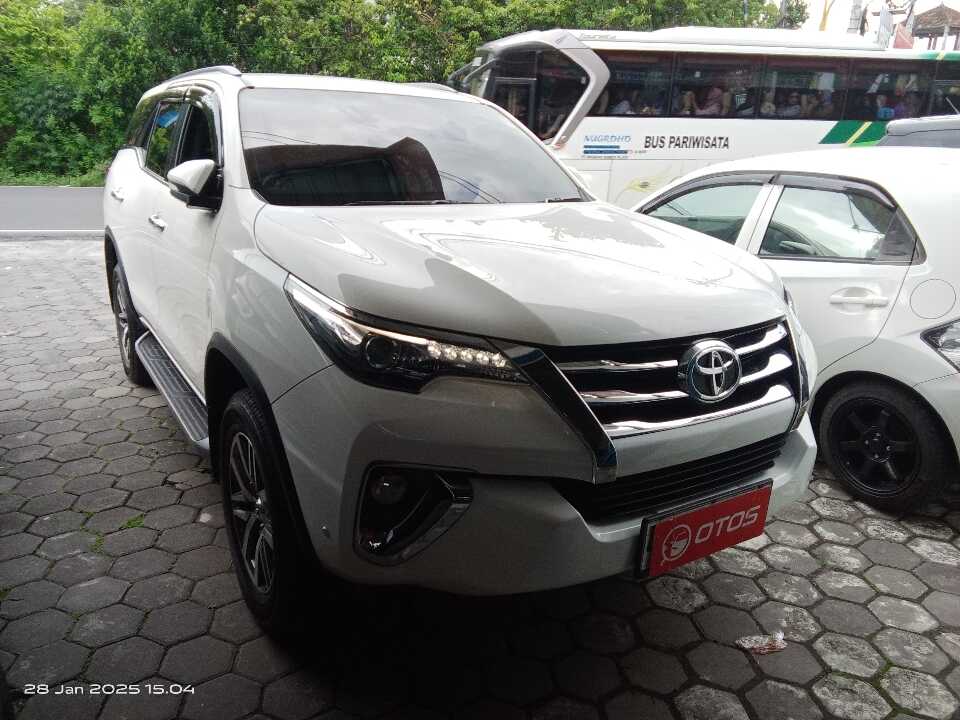 2017 Toyota Fortuner 2.4 4X2 VRZ - Foto 1 dari 6