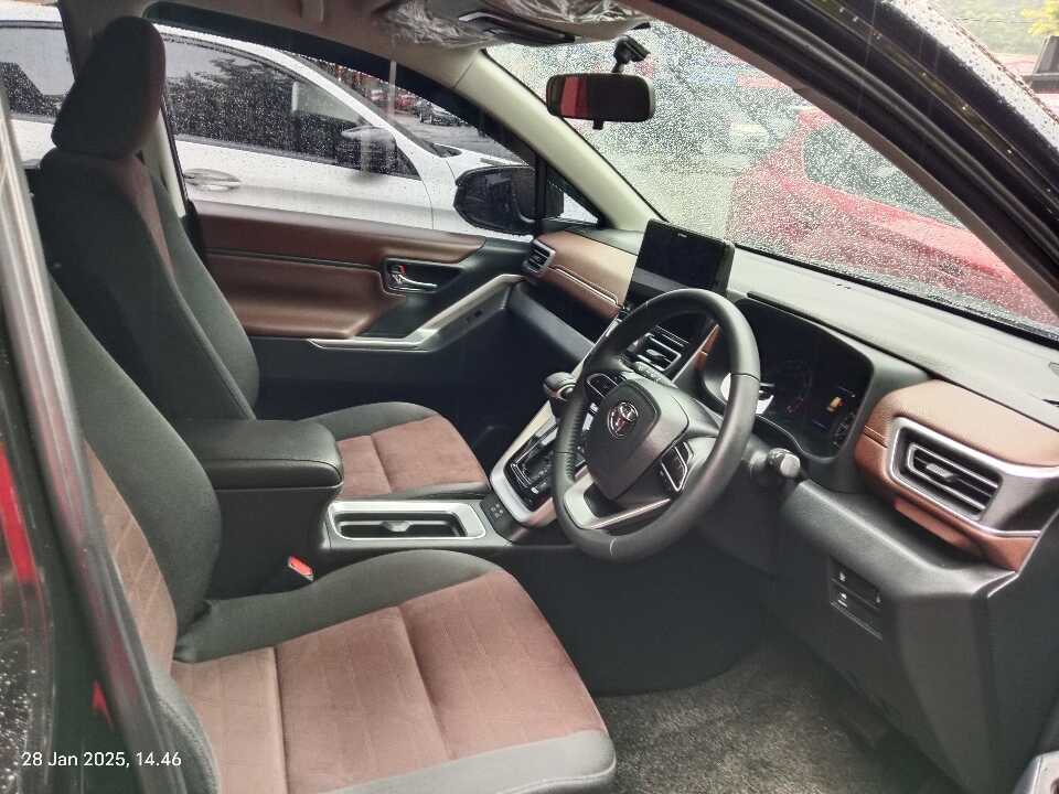 Foto Mobil Bekas Kabin Depan Toyota Innova 2.0 Zenix V CVT tahun 2022