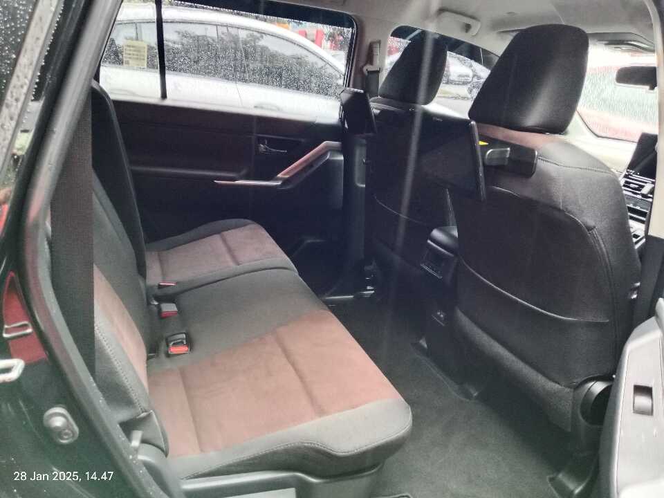 Foto Mobil Bekas Kabin Belakang Toyota Innova 2.0 Zenix V CVT tahun 2022