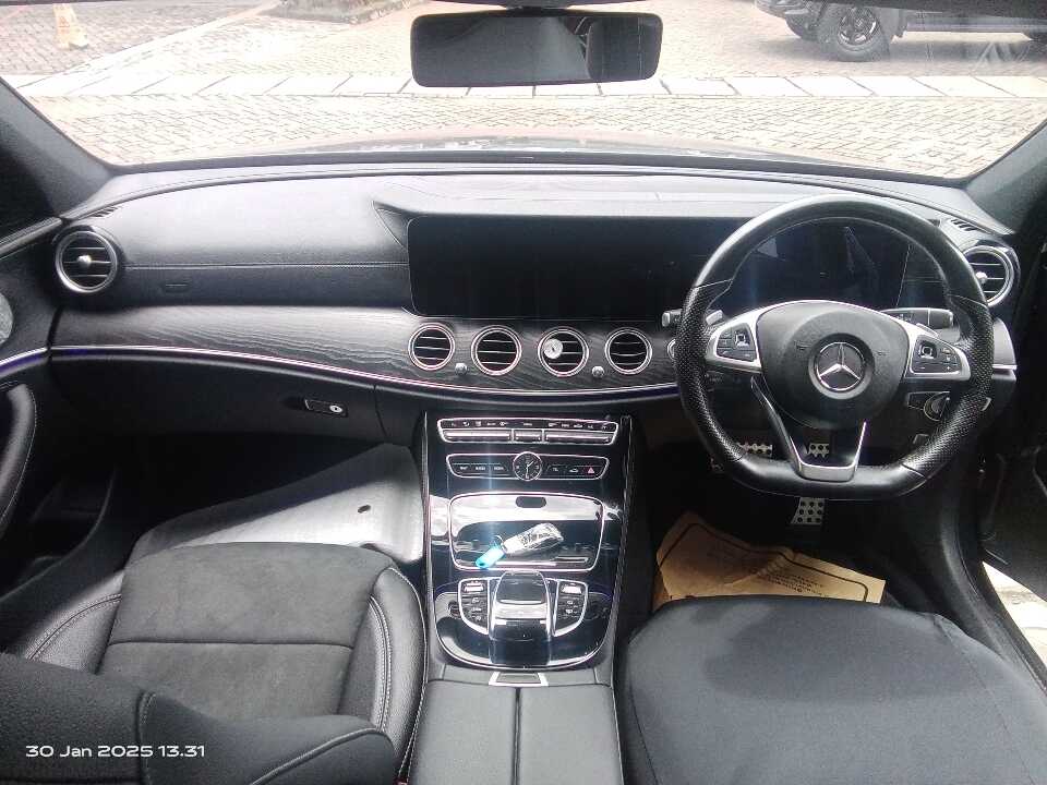 Foto Mobil Bekas Dashboard Mercedes-Benz E300 2.0 tahun 2017
