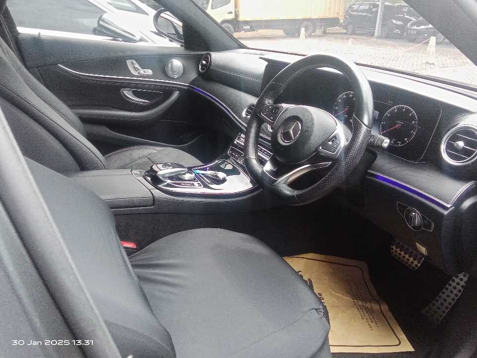 Foto Mobil Bekas Kabin Depan Mercedes-Benz E300 2.0 tahun 2017