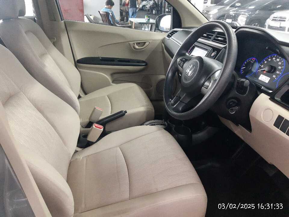 Foto Mobil Bekas Kabin Depan Honda Mobilio 1.5 E tahun 2017