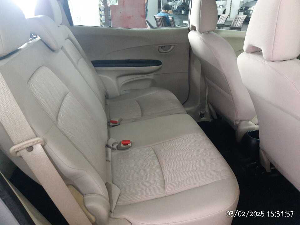 Foto Mobil Bekas Kabin Belakang Honda Mobilio 1.5 E tahun 2017