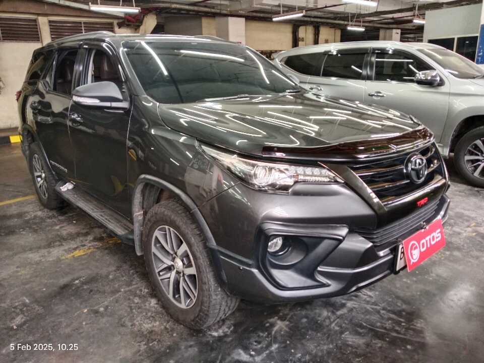 2017 Toyota Fortuner 2.4 4X2 VRZ - Foto 1 dari 6