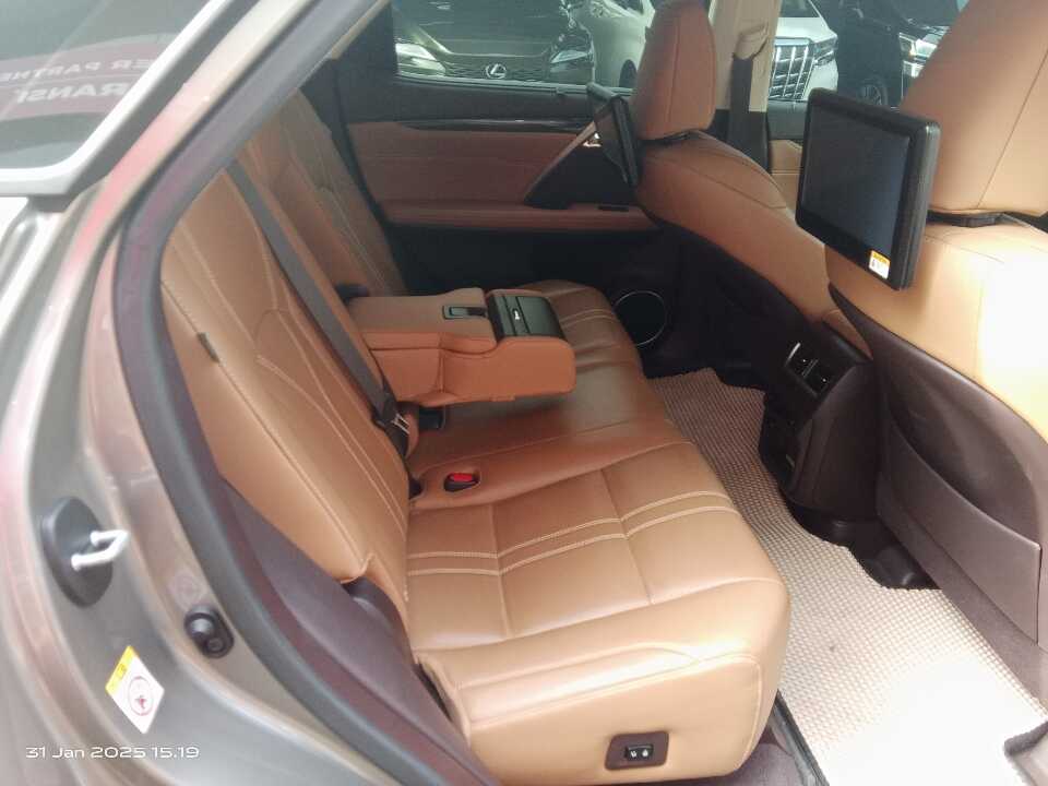 Foto Mobil Bekas Kabin Belakang Lexus RX 300 2.0 tahun 2018