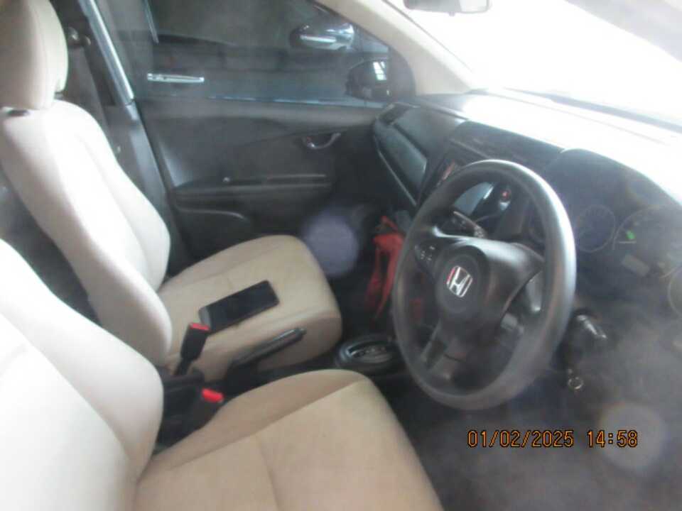 Foto Mobil Bekas Kabin Depan Honda Mobilio 1.5 E tahun 2019