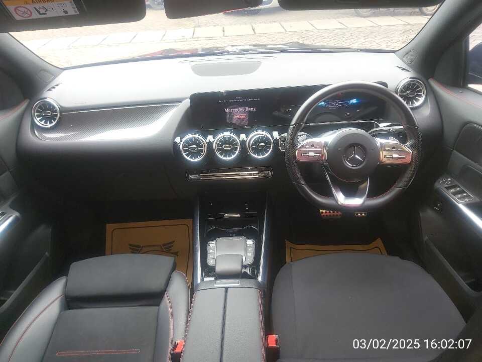 Foto Mobil Bekas Dashboard Mercedes-Benz GLA200 1.3 tahun 2022
