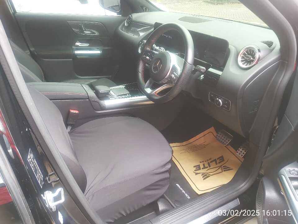 Foto Mobil Bekas Kabin Depan Mercedes-Benz GLA200 1.3 tahun 2022