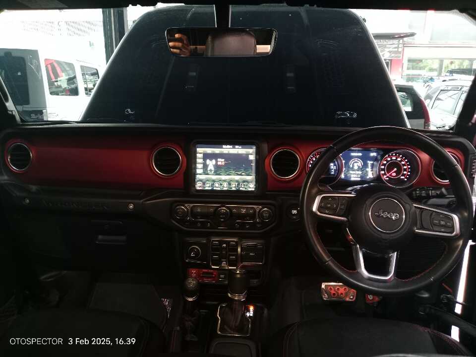 Foto Mobil Bekas Dashboard Jeep Wrangler 2.0 Rubicon 4-Door tahun 2019