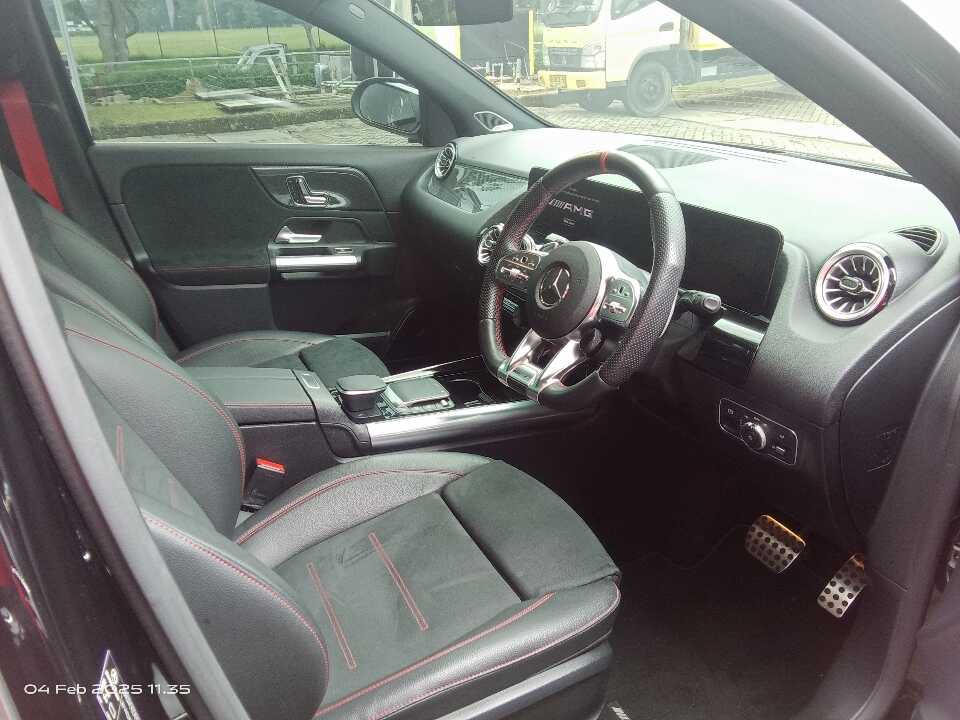 Foto Mobil Bekas Kabin Depan Mercedes-Benz GLA35 AMG 2.0 tahun 2022