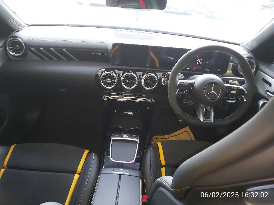 Foto Mobil Bekas Dashboard Mercedes-Benz CLA45 2.0 tahun 2023