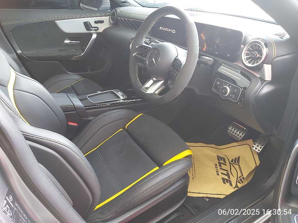 Foto Mobil Bekas Kabin Depan Mercedes-Benz CLA45 2.0 tahun 2023